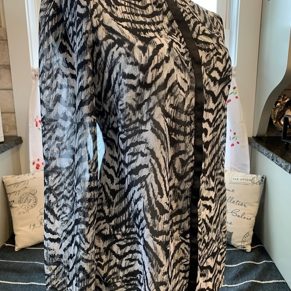 Kim Kardashian blouse - Picture 9 of 13